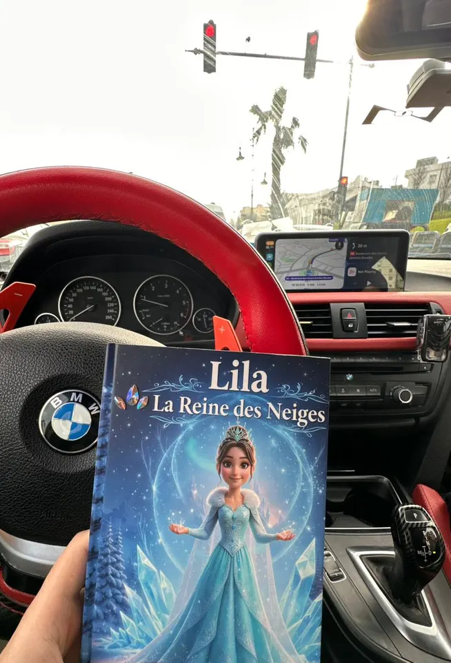Le livre « Lila, La Reine des Neiges » tenu dans une voiture